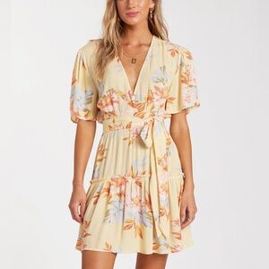 Billabong summer yellow floral mini dress with tie waist and flutter sleeves 🪐